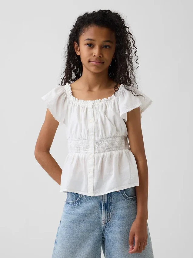 Kindertop met fladdermouwen en knoopsluiting aan de voorkant