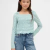 Kindertop met smockwerk en vierkante hals