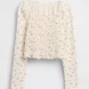 Kindertop met smockwerk en vierkante hals