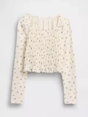 Kindertop met smockwerk en vierkante hals
