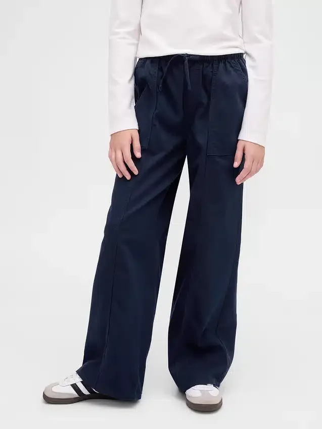 Kinderuniform: comfortabele broek met wijde pijpen