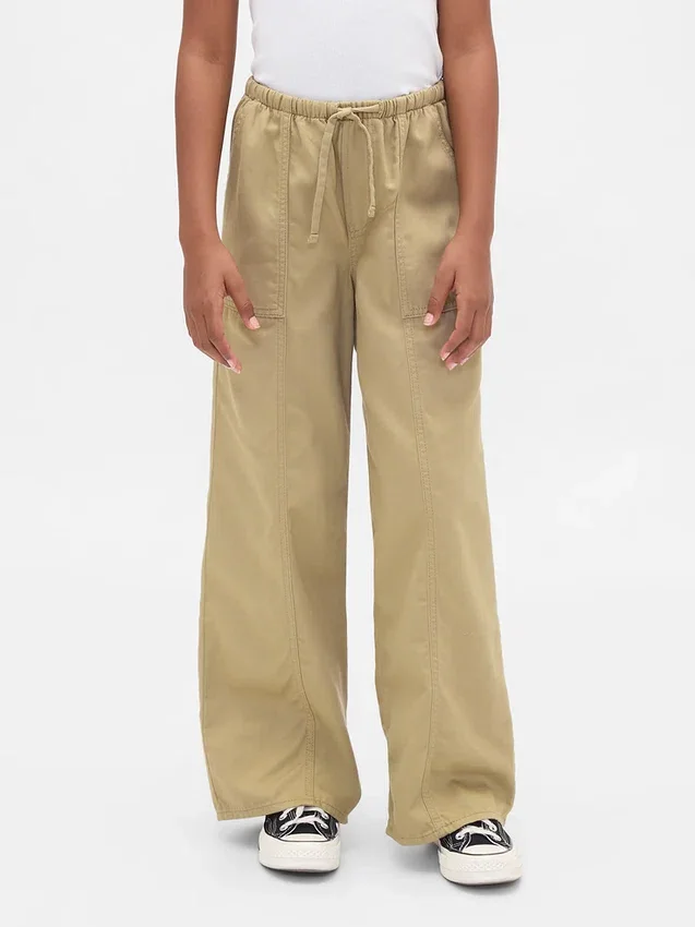 Kinderuniform: comfortabele broek met wijde pijpen