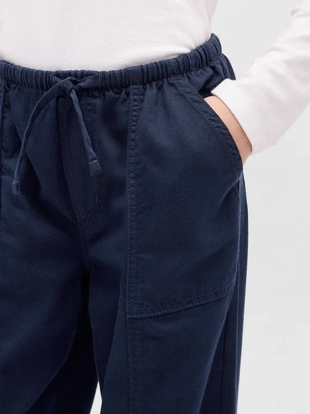 Kinderuniform: comfortabele broek met wijde pijpen