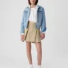 Kinderuniform: geplooide kaki skort