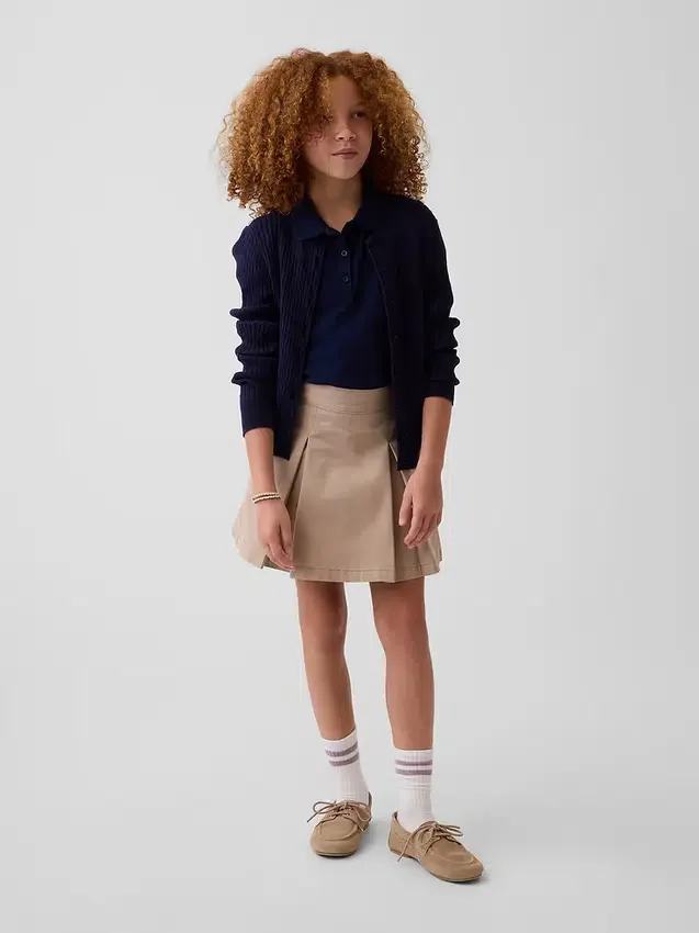 Kinderuniform: geplooide kaki skort