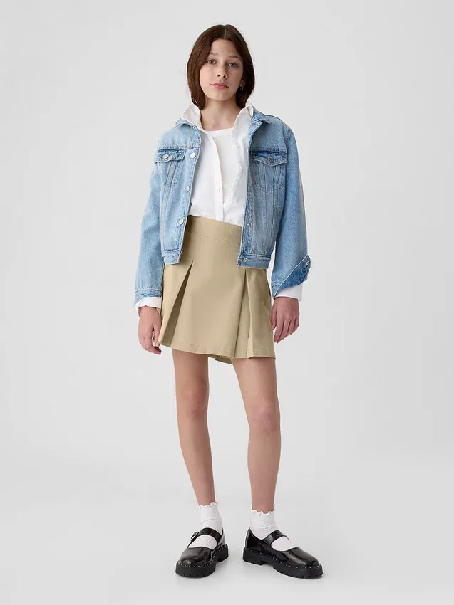 Kinderuniform: geplooide kaki skort