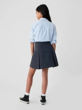 Kinderuniform: geplooide kaki skort