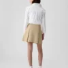Kinderuniform: geplooide kaki skort