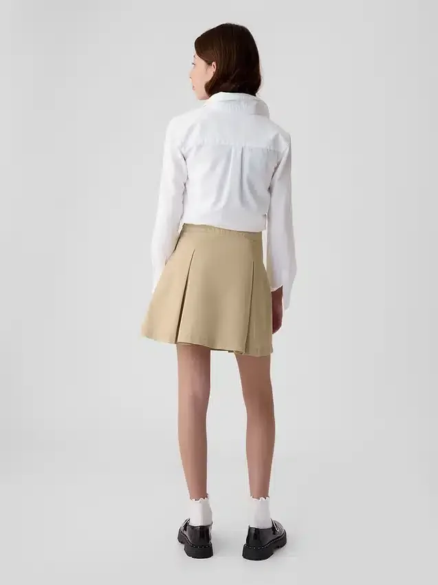 Kinderuniform: geplooide kaki skort