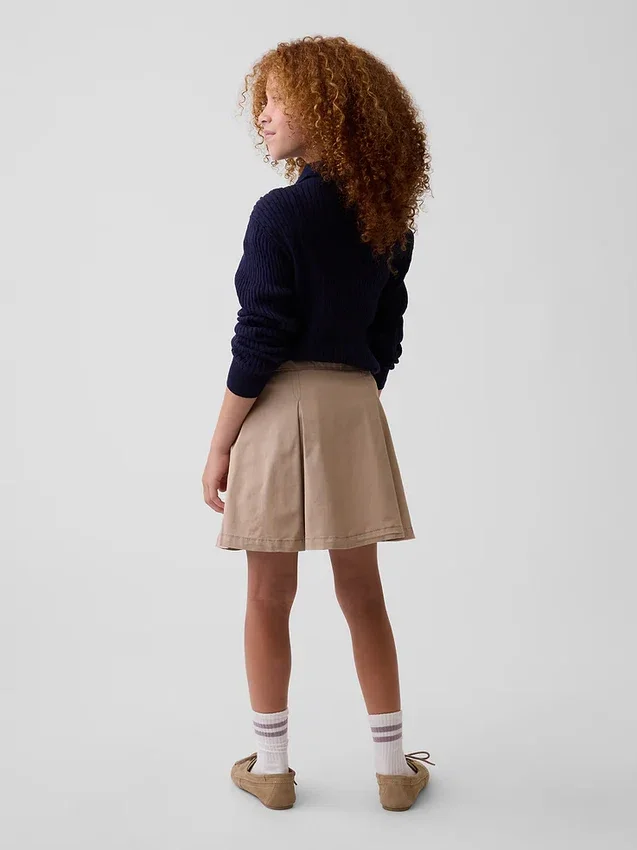 Kinderuniform: geplooide kaki skort