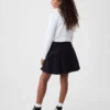 Kinderuniform: geplooide kaki skort