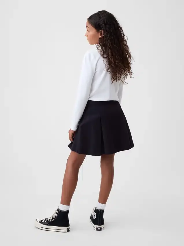 Kinderuniform: geplooide kaki skort