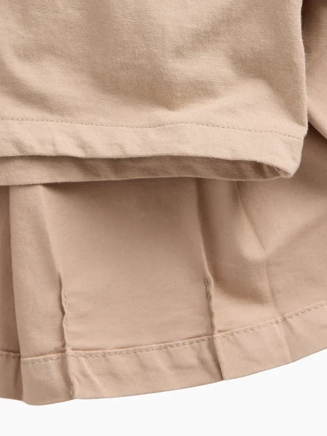 Kinderuniform: geplooide kaki skort
