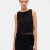 Korte top met knoopsluiting en kanten boothals