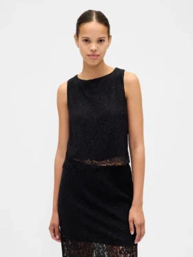 Korte top met knoopsluiting en kanten boothals