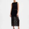 Korte top met knoopsluiting en kanten boothals