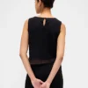 Korte top met knoopsluiting en kanten boothals