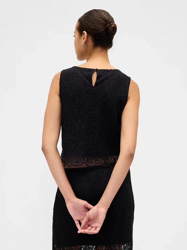 Korte top met knoopsluiting en kanten boothals