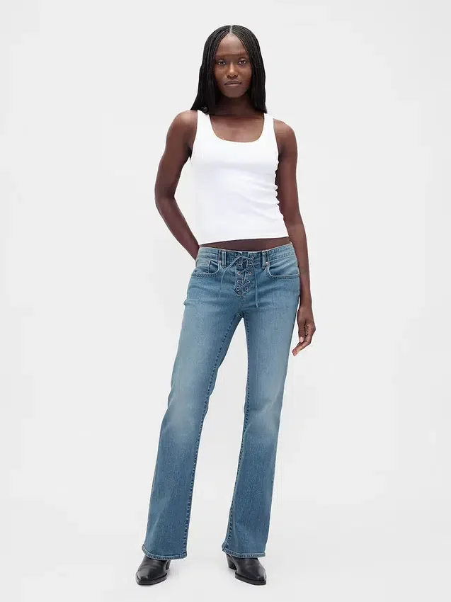 Laag uitgesneden, lange en slanke Jeans met vetersluiting