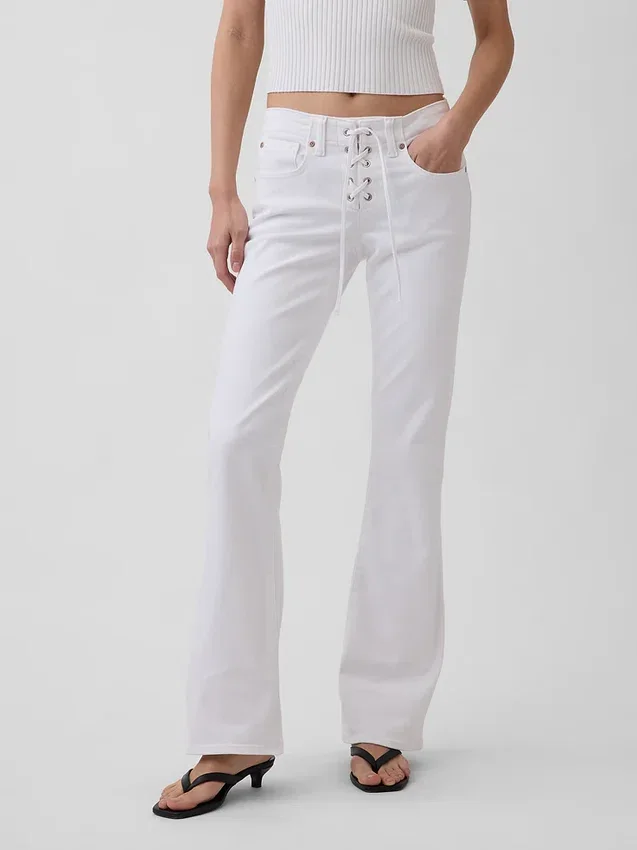 Laag uitgesneden, lange en slanke Jeans met vetersluiting