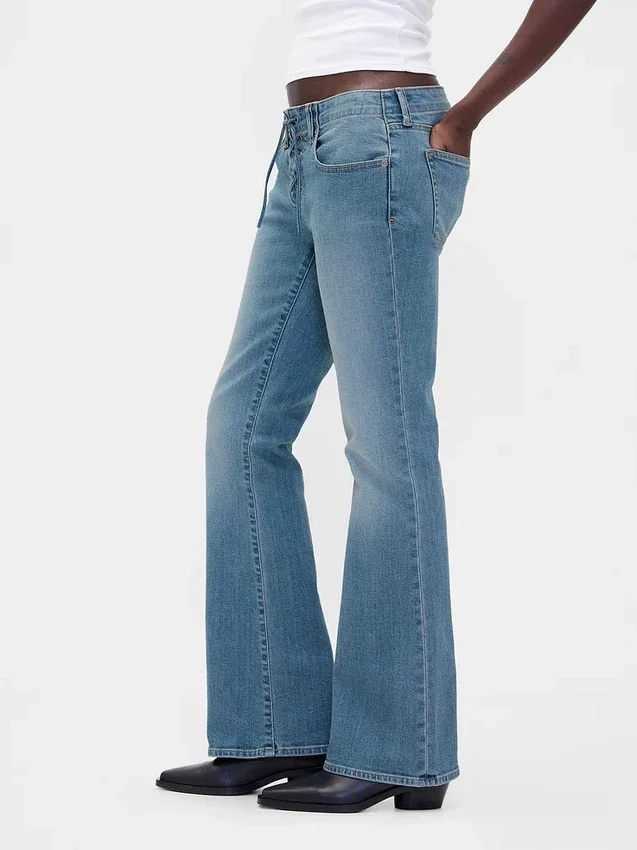 Laag uitgesneden, lange en slanke Jeans met vetersluiting