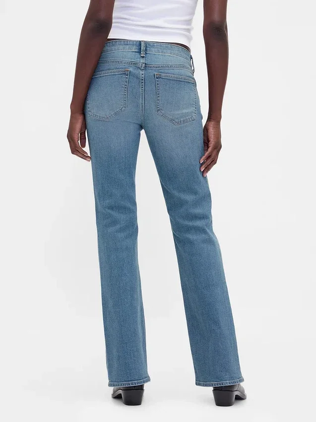 Laag uitgesneden, lange en slanke Jeans met vetersluiting