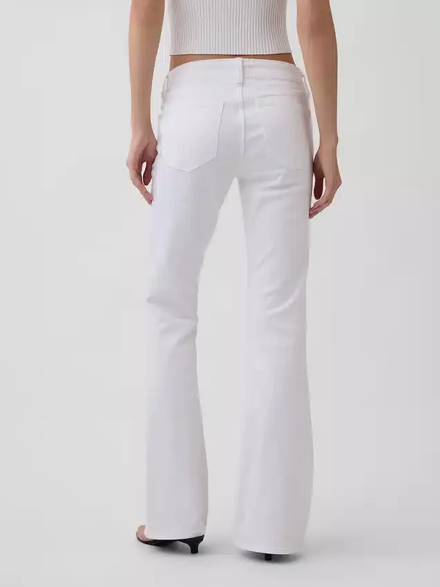 Laag uitgesneden, lange en slanke Jeans met vetersluiting