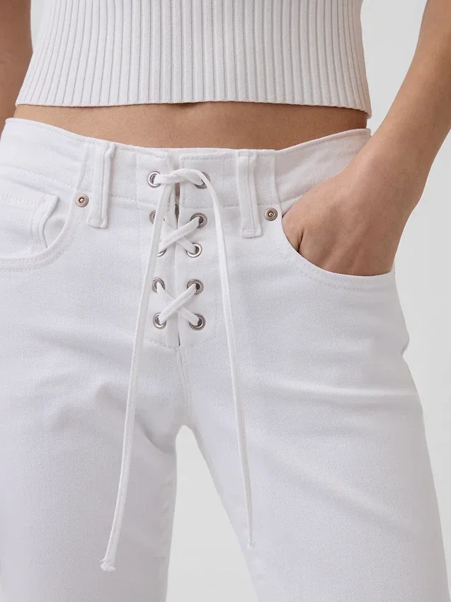Laag uitgesneden, lange en slanke Jeans met vetersluiting