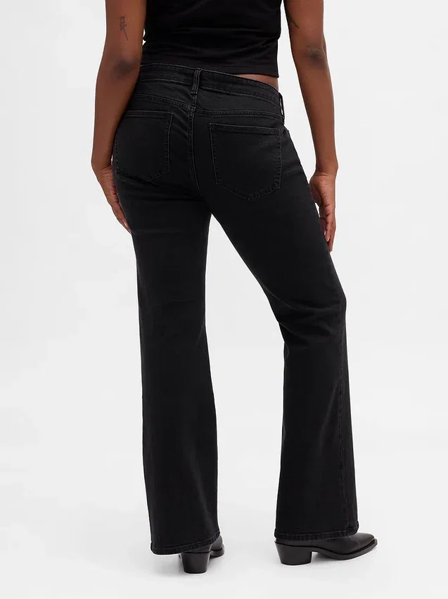 Laag uitgesneden, lange en slanke Jeans met vetersluiting