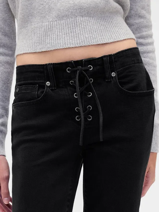 Laag uitgesneden, lange en slanke Jeans met vetersluiting