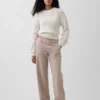 Laag uitgesneden, losse kaki broek in jaren '90-stijl