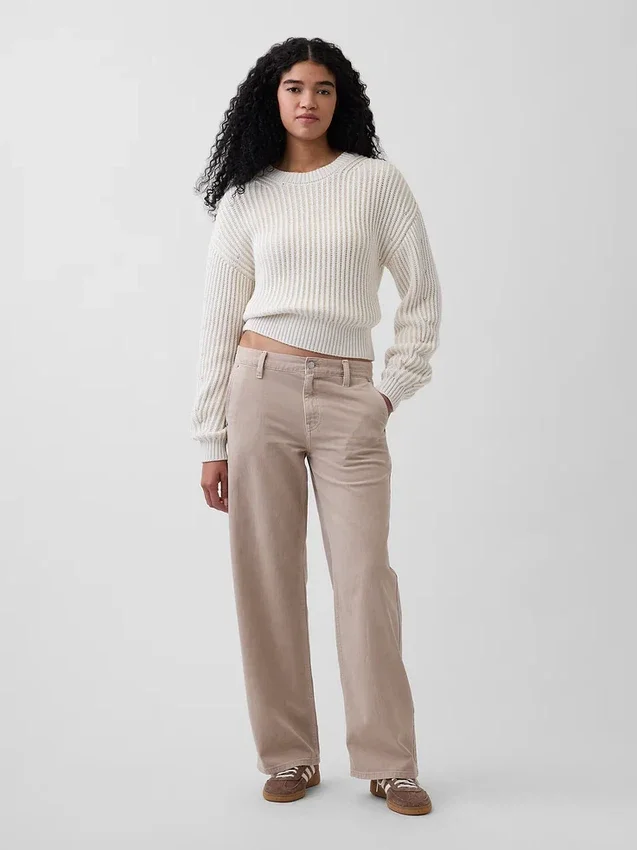 Laag uitgesneden, losse kaki broek in jaren '90-stijl