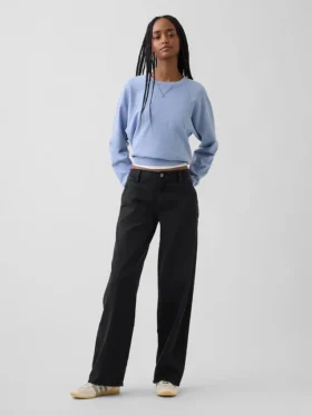 Laag uitgesneden, losse kaki broek in jaren '90-stijl