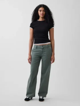 Laag uitgesneden, losse kaki broek in jaren '90-stijl