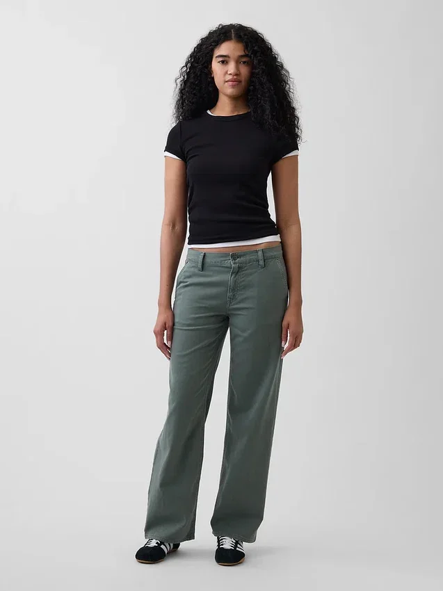Laag uitgesneden, losse kaki broek in jaren '90-stijl