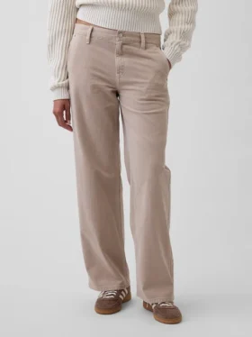 Laag uitgesneden, losse kaki broek in jaren ’90-stijl