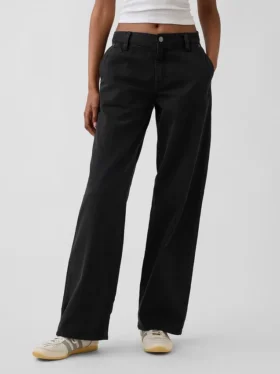 Laag uitgesneden, losse kaki broek in jaren ’90-stijl
