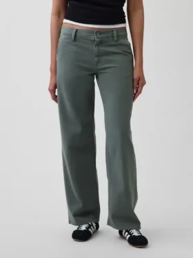 Laag uitgesneden, losse kaki broek in jaren ’90-stijl