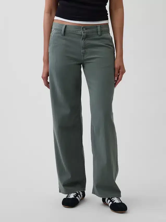 Laag uitgesneden, losse kaki broek in jaren '90-stijl