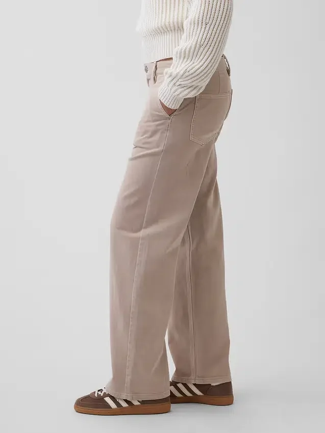 Laag uitgesneden, losse kaki broek in jaren '90-stijl