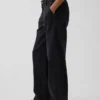 Laag uitgesneden, losse kaki broek in jaren '90-stijl