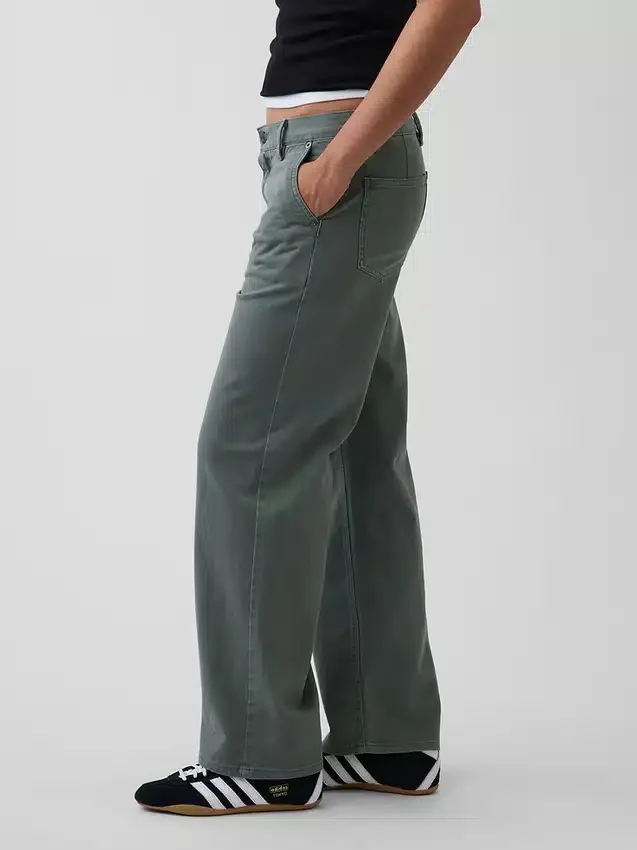 Laag uitgesneden, losse kaki broek in jaren '90-stijl