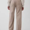 Laag uitgesneden, losse kaki broek in jaren '90-stijl