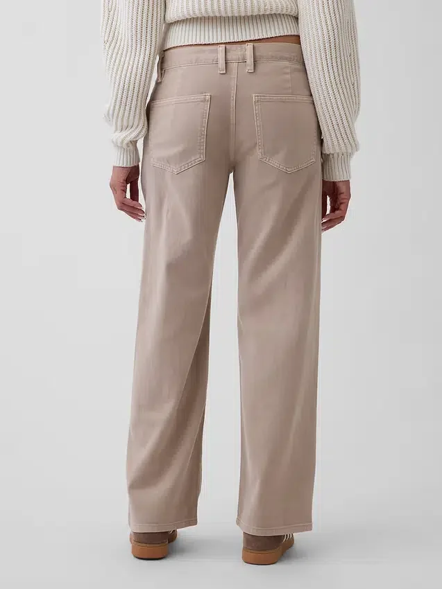 Laag uitgesneden, losse kaki broek in jaren '90-stijl