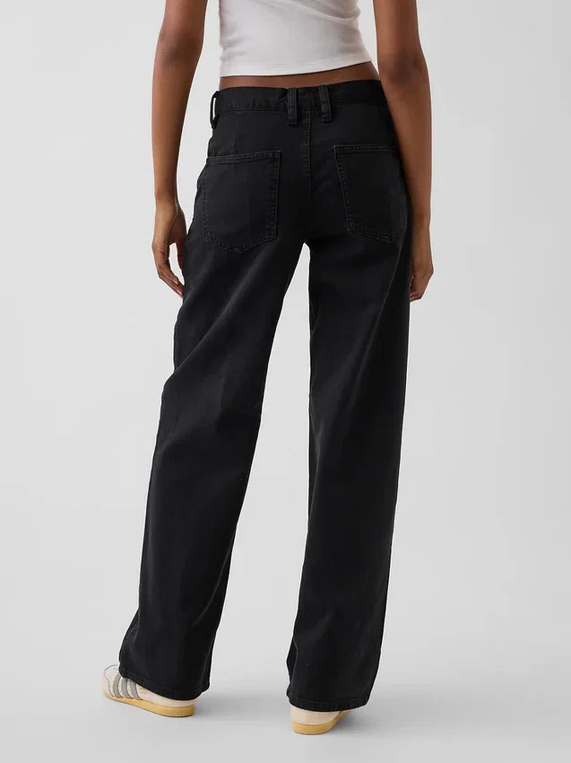 Laag uitgesneden, losse kaki broek in jaren '90-stijl