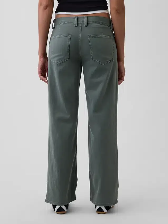Laag uitgesneden, losse kaki broek in jaren '90-stijl
