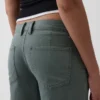 Laag uitgesneden, losse kaki broek in jaren '90-stijl