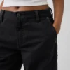 Laag uitgesneden, losse kaki broek in jaren '90-stijl