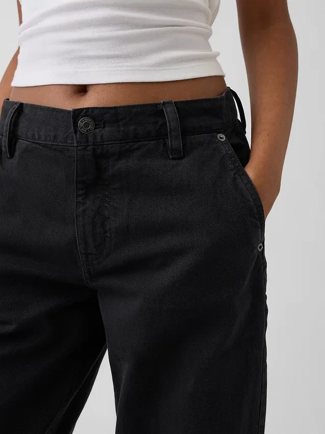 Laag uitgesneden, losse kaki broek in jaren '90-stijl