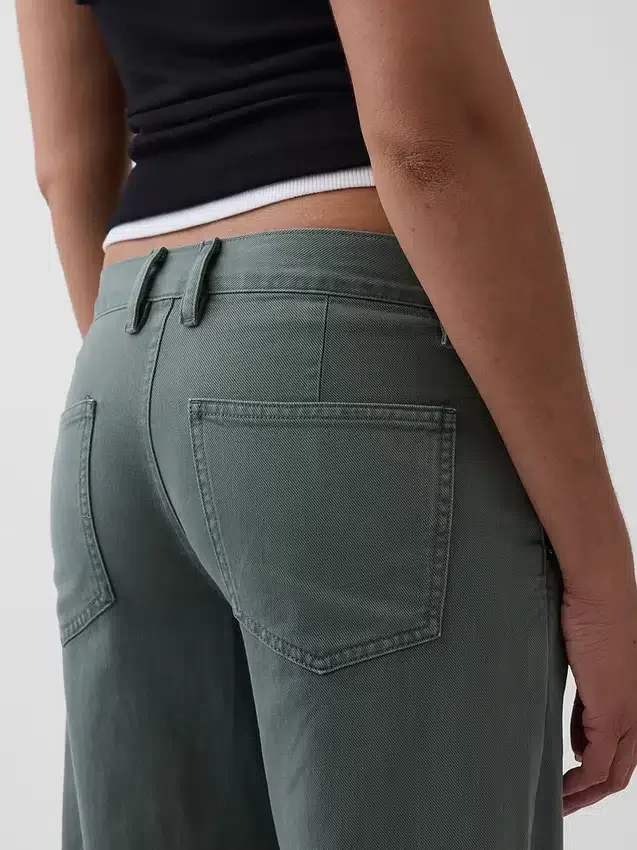 Laag uitgesneden, losse kaki broek in jaren '90-stijl
